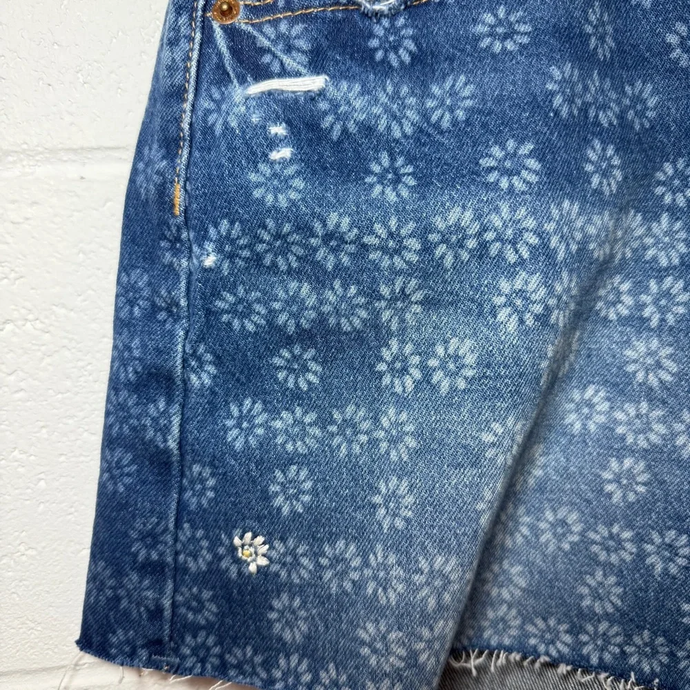 Universal Thread Women's Mid-Rise 90s Baggy Embroidered Floral Print Denim Short